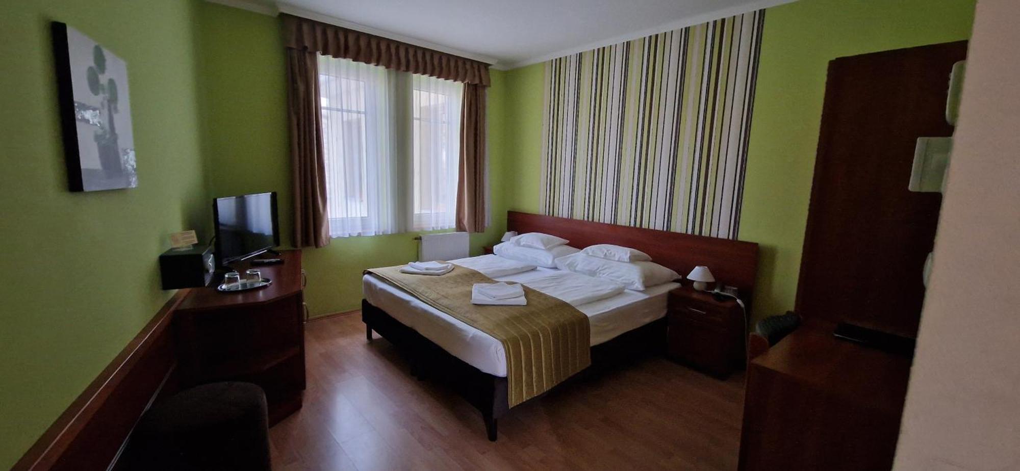 Hotel Patonai Fertőd Esterno foto
