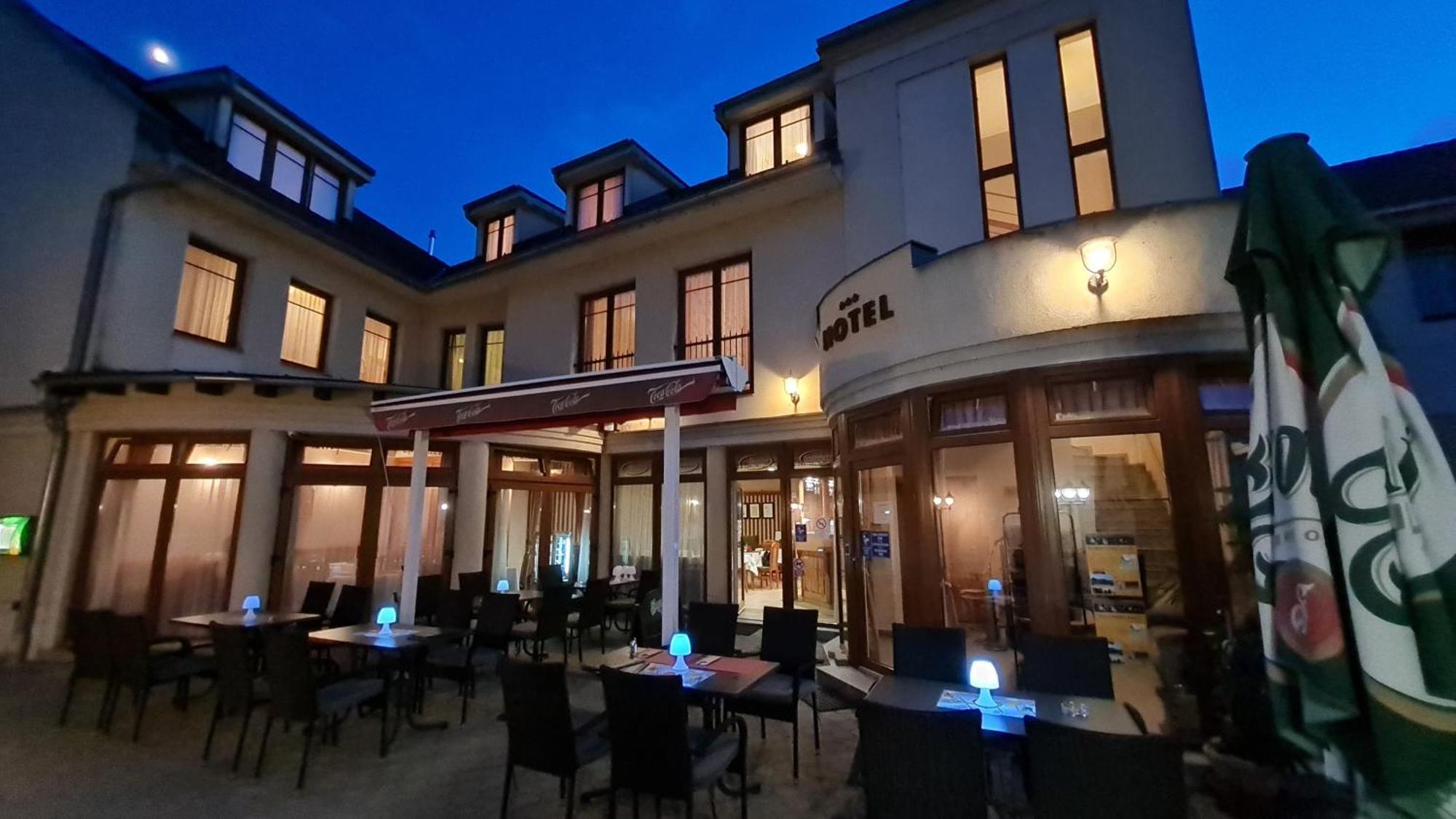 Hotel Patonai Fertőd Esterno foto