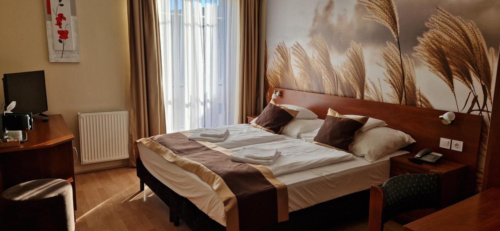 Hotel Patonai Fertőd Esterno foto